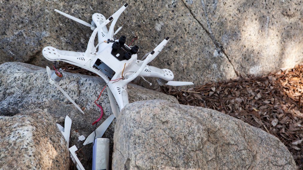 drone jatuh saat terbang (gambar : SharonFoelz)